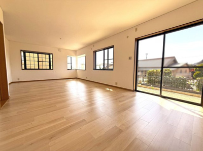 【居間・リビング】 | 三重郡菰野町大字福村　4SLDK | 間仕切り可能なＬＤＫ