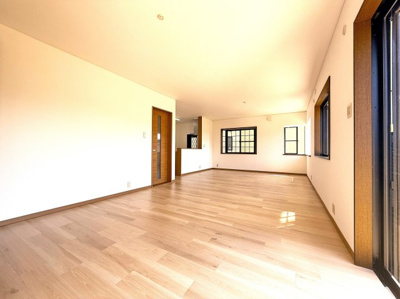 【居間・リビング】 | 三重郡菰野町大字福村　4SLDK | ＬＤＫ