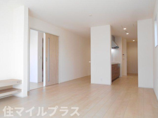【居間・リビング】 | 郡山市亀田2丁目新築一戸建て3棟 | こちらのリビングで趣味の時間をお楽しみください