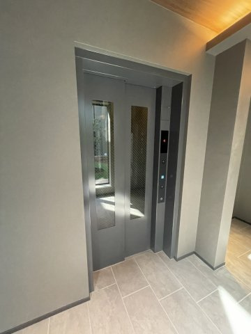 アノイエ　東棟のエントランス