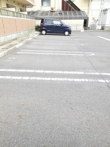 エテルノの駐車場