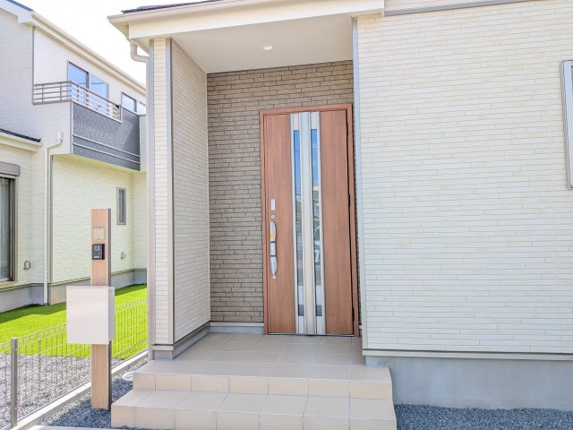 水戸市堀町2086番　新築戸建て　A号棟の玄関|お洒落な玄関ドアと洗練された外壁デザイン。家の顔にふさわしい上質な佇まいで、ご家族やお客様を迎えます。