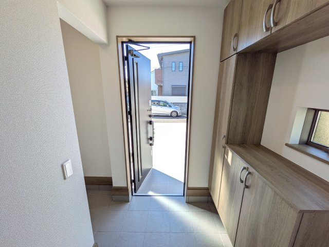 水戸市堀町2086番　新築戸建て　A号棟の玄関|家族全員の靴がスッキリ片付く大容量シューズボックス完備。
お客様を気持ちよく迎えられる、明るく清潔感あふれる玄関です。