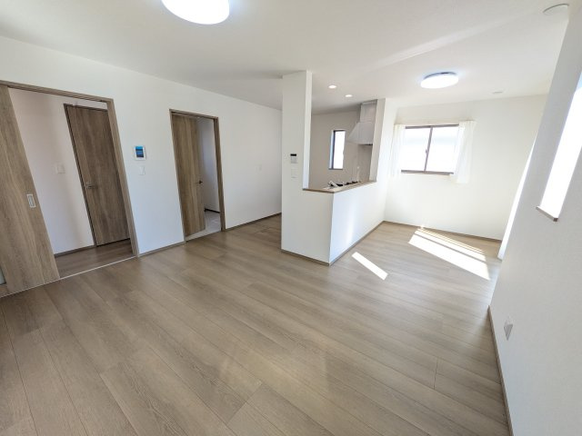 水戸市堀町2086番　新築戸建て　A号棟の居間・リビング|居心地の良いデザインと機能性を両立。ご友人を招いたり、趣味を楽しんだり、様々なシーンで活躍する団らんの中心地です。