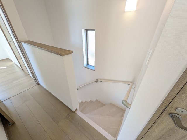水戸市堀町2086番　新築戸建て　A号棟の内装|窓付きで明るい階段は、手すり付きでお子様からご年配の方まで安心して上り下りができます♪