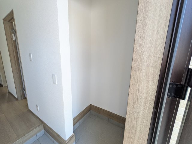 水戸市堀町2086番　新築戸建て　A号棟の玄関