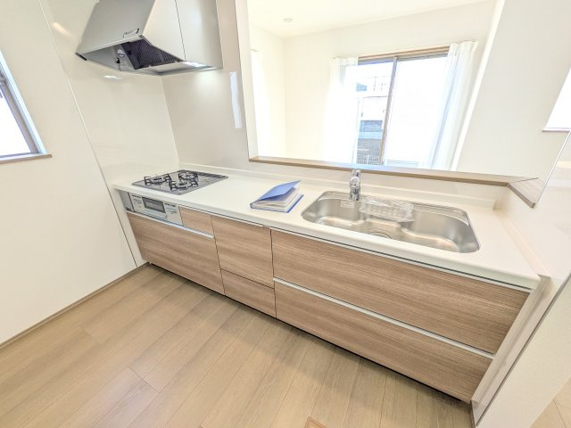 水戸市堀町2086番　新築戸建て　A号棟のキッチン|対面式カウンターでリビングとの一体感を演出。使いやすい動線と豊富な収納で、毎日の料理時間も快適に過ごせます。