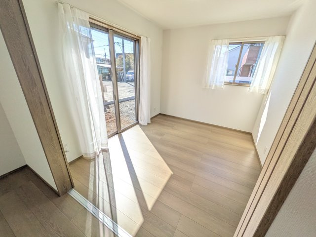水戸市堀町2086番　新築戸建て　A号棟の洋室|リビングと繋がる多目的スペース。引き戸を開ければ広々LDK、閉じれば客間や書斎、お子様の遊び場に早変わりします。