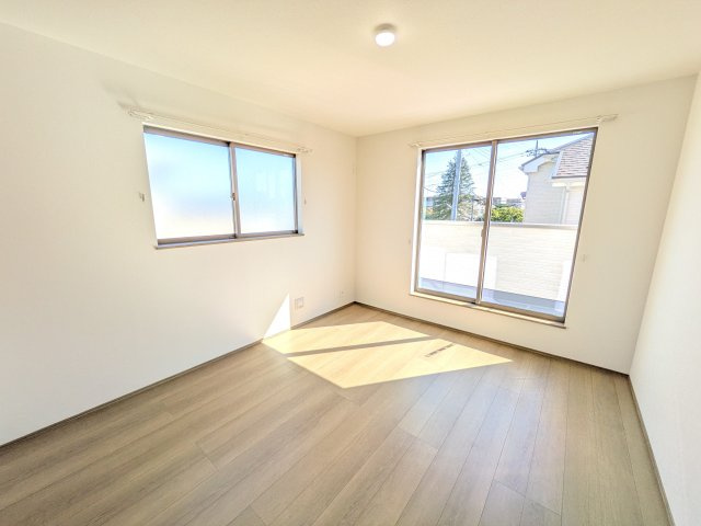水戸市堀町2086番　新築戸建て　A号棟の洋室|バルコニーに面した２面採光で明るく開放的な洋室です♪