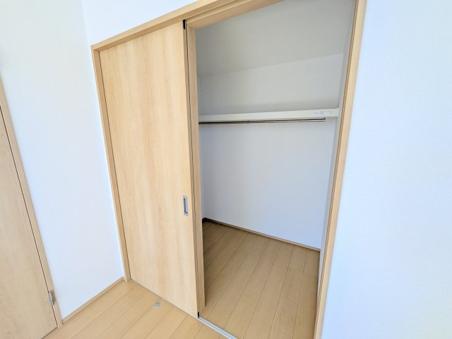 水戸市堀町2086番　新築戸建て　B号棟の収納|大容量のウォークインクローゼット。衣類はもちろん、スーツケースや季節の家電もまとめて収納でき、居室空間をすっきりと保ちます。