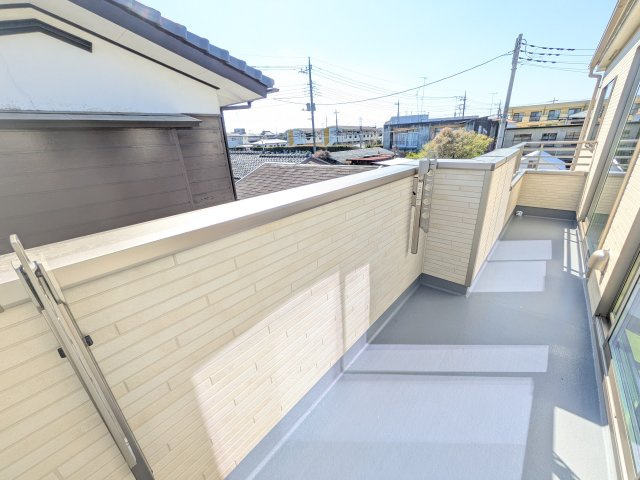 水戸市堀町2086番　新築戸建て　B号棟のバルコニー|洗濯物も布団もまとめて干せるワイド設計。
広々としたワイドバルコニーで、家事の効率が上がり、日々の暮らしが快適になります。