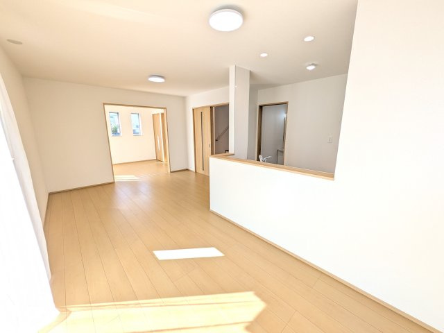 水戸市堀町2086番　新築戸建て　B号棟の居間・リビング|居心地の良いデザインと機能性を両立。ご友人を招いたり、趣味を楽しんだり、様々なシーンで活躍する団らんの中心地です。