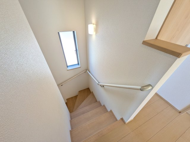 水戸市堀町2086番　新築戸建て　B号棟の内装|窓付きで明るい階段は、手すり付きでお子様からご年配の方まで安心して上り下りができます♪