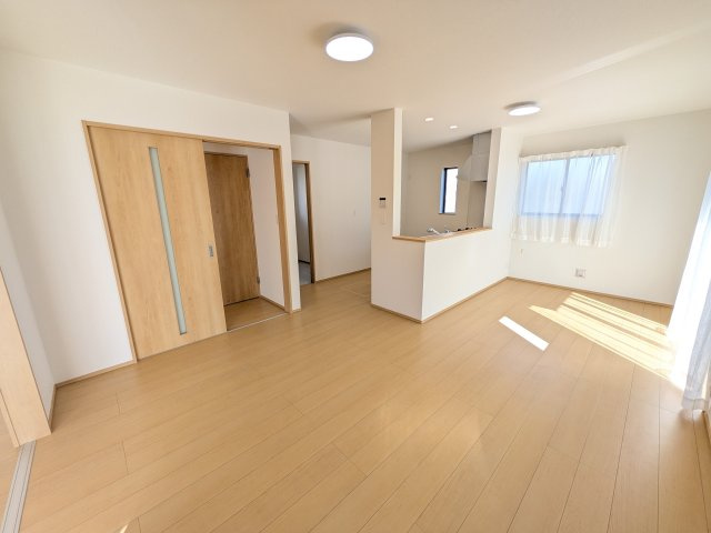 水戸市堀町2086番　新築戸建て　B号棟の居間・リビング|家族の会話が自然と弾む、広々としたゆとりのLDK。南向きの窓からたっぷりの光が射し込む明るく快適な空間です。