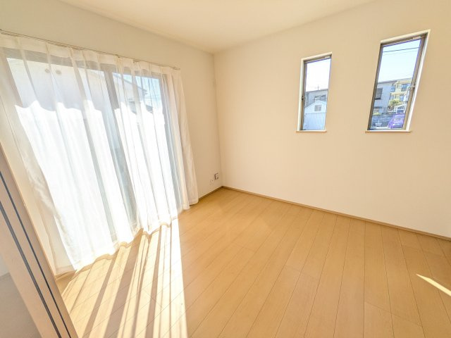 水戸市堀町2086番　新築戸建て　B号棟の洋室|リビングと繋がる多目的スペース。引き戸を開ければ広々LDK、閉じれば客間や書斎、お子様の遊び場に早変わりします。