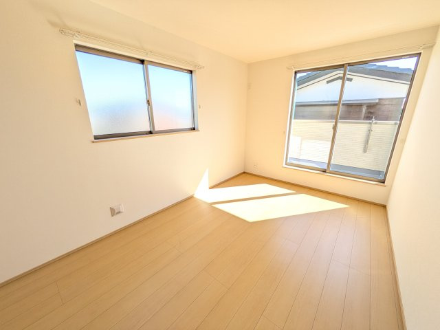 水戸市堀町2086番　新築戸建て　B号棟の洋室|バルコニーに面した２面採光で明るく開放的な洋室です♪