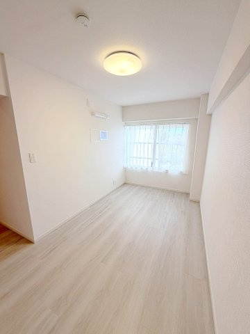 横浜東本郷マンションの居間・リビング