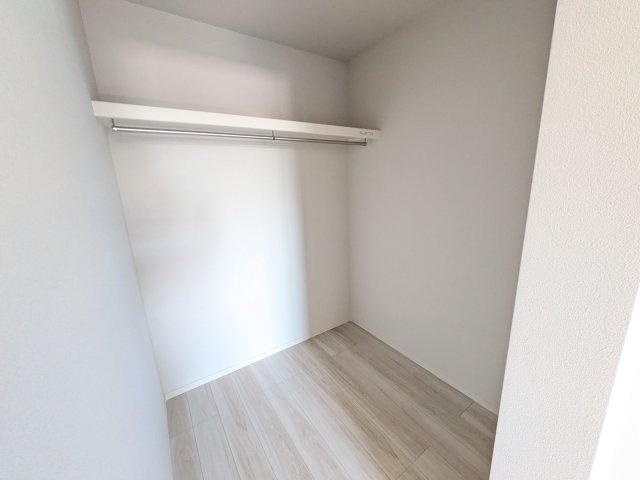 水戸市堀町25期　新築戸建て　2号棟の収納|大容量のウォークインクローゼット。衣類はもちろん、スーツケースや季節の家電もまとめて収納でき、居室空間をすっきりと保ちます。