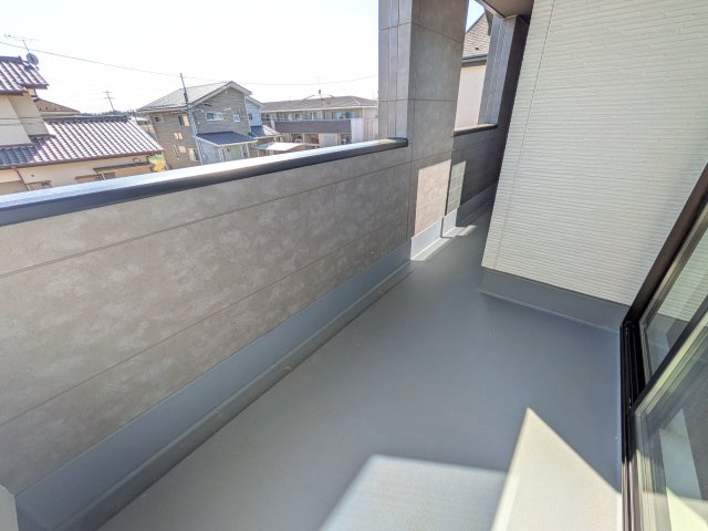 水戸市堀町25期　新築戸建て　2号棟のバルコニー|洗濯物も布団もまとめて干せるワイド設計。
広々としたワイドバルコニーで、家事の効率が上がり、日々の暮らしが快適になります。