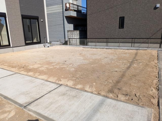 水戸市堀町25期　新築戸建て　2号棟の庭|リビングに明るい光を届ける広々とした南庭。
お子様の遊び場やペットのスペースとしても最適です。
室内外で心地よい暮らしが叶います。