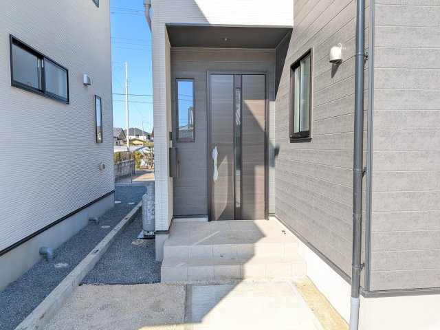 水戸市堀町25期　新築戸建て　2号棟の玄関|お洒落な玄関ドアと洗練された外壁デザイン。家の顔にふさわしい上質な佇まいで、ご家族やお客様を迎えます。