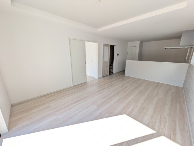 水戸市堀町25期　新築戸建て　2号棟の居間・リビング|居心地の良いデザインと機能性を両立。ご友人を招いたり、趣味を楽しんだり、様々なシーンで活躍する団らんの中心地です。