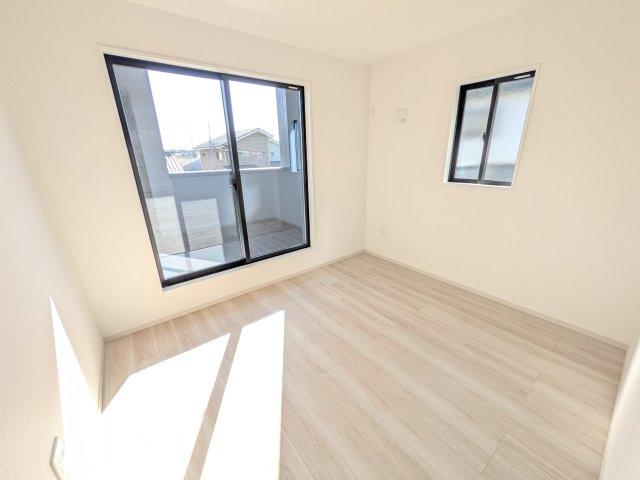 水戸市堀町25期　新築戸建て　2号棟の洋室|たっぷり収納と明るい窓で、片付けも気持ち良くできる洋室。
お子様の「自分の部屋が欲しい」という夢を叶えます。