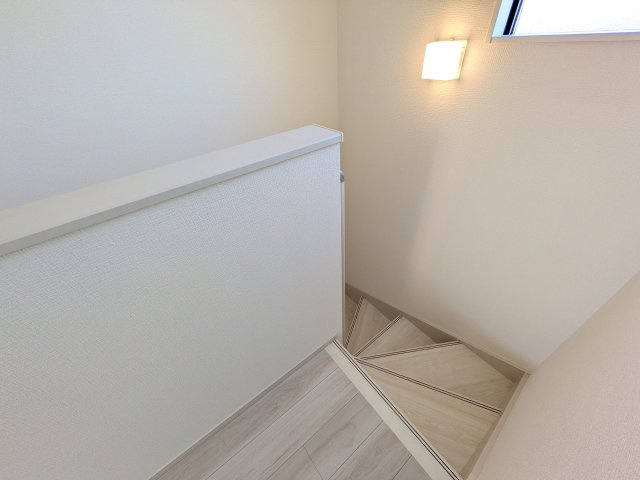 水戸市堀町25期　新築戸建て　2号棟の内装|窓付きで明るい階段は、手すり付きでお子様からご年配の方まで安心して上り下りができます♪
