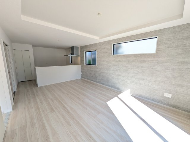 水戸市堀町25期　新築戸建て　2号棟の居間・リビング|家族の会話が自然と弾む、広々としたゆとりのLDK。南向きの窓からたっぷりの光が射し込む明るく快適な空間です。