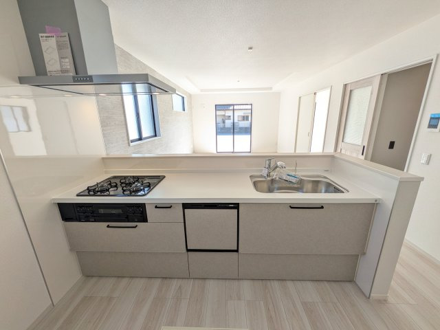 水戸市堀町25期　新築戸建て　2号棟のキッチン|料理がもっと楽しくなる広々としたワークトップ。お手入れしやすい素材を採用し、日々の掃除もラクラクこなせます。
