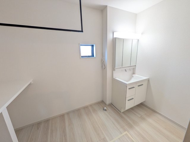水戸市堀町25期　新築戸建て　2号棟の独立洗面台|三面鏡の洗面化粧台はミラー扉の内側がすべて収納スペースになっており、収納力も魅力的です♪
ボックスティッシュも収納可能で、可変トレイは収納物に応じて高さ調整ができます！
取り外して洗えるので清潔です♪
