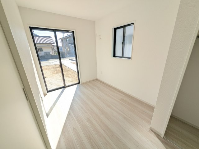 水戸市堀町25期　新築戸建て　2号棟の洋室|リビングと繋がる多目的スペース。引き戸を開ければ広々LDK、閉じれば客間や書斎、お子様の遊び場に早変わりします。日当たりも良好です♪