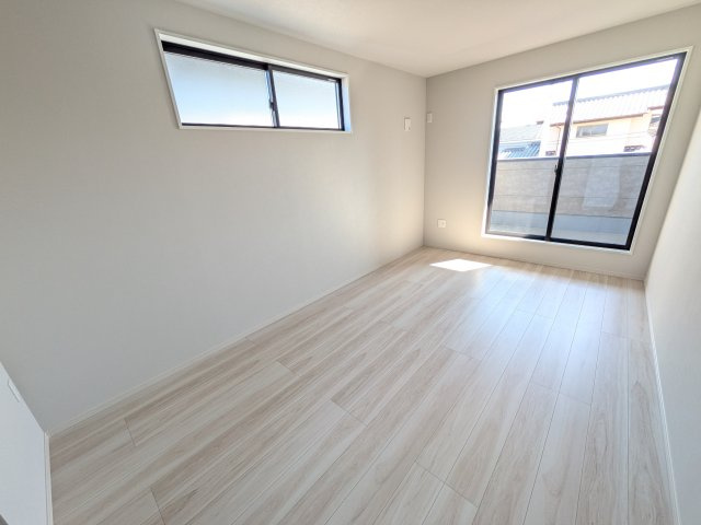 水戸市堀町25期　新築戸建て　2号棟の洋室|バルコニーに面した２面採光で明るく開放的な洋室です。
デザイン性の高いアクセントクロスで、落ち着いた雰囲気を演出。収納力たっぷりのWIC完備で、室内をすっきりと保てます♪