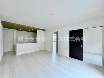 【居間・リビング】 | 豊橋市梅薮町 新築一戸建て | ＬＤＫです