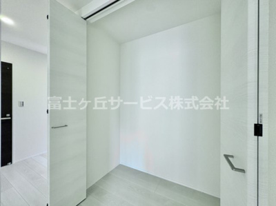 【収納】 | 豊橋市梅薮町 新築一戸建て | 玄関入ってすぐの廊下の収納です