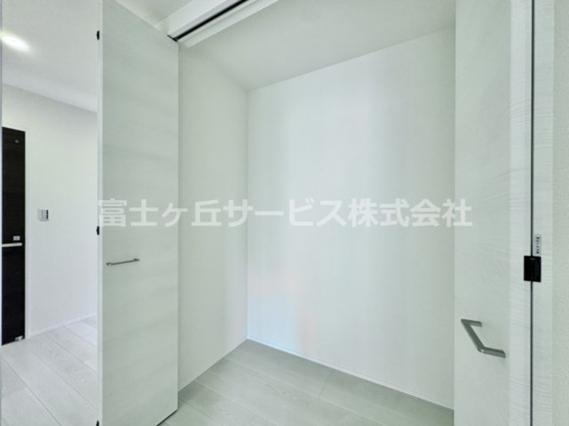 【収納】 | 豊橋市梅薮町 新築一戸建て | 玄関入ってすぐの廊下の収納です