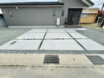 【駐車場】 | 豊橋市梅薮町 新築一戸建て | 駐車場があるので、車を買う予定の方も安心です