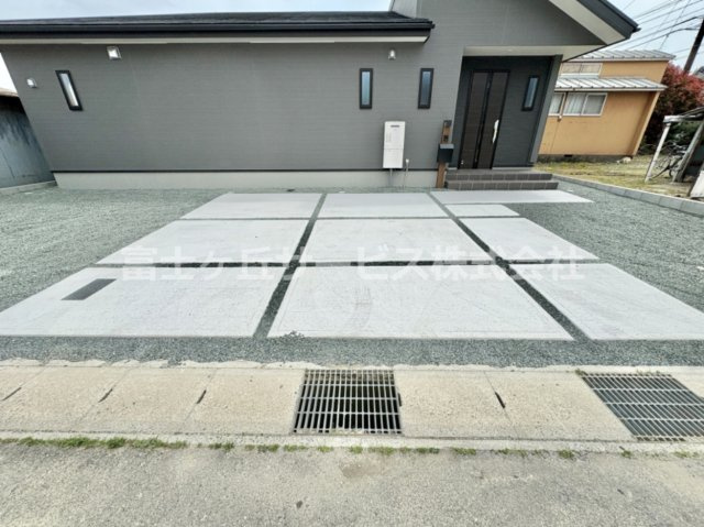 【駐車場】 | 豊橋市梅薮町 新築一戸建て | 駐車場があるので、車を買う予定の方も安心です