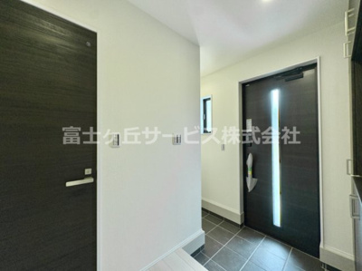 【玄関】 | 豊橋市梅薮町 新築一戸建て | きれいな玄関です