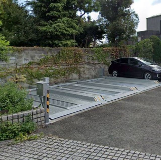 ロイヤル山芦屋の駐車場