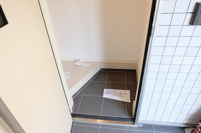 スプリングベイの玄関|写真は同建物の別部屋を参考に掲載しております。