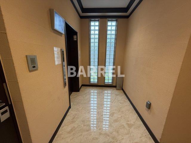 豊中市岡上の町２丁目の賃貸マンションのエントランス