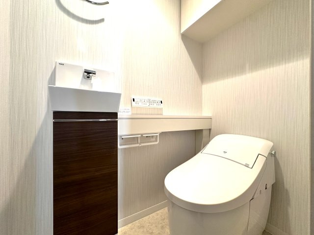 グランフォーレ竹ノ塚のトイレ|独立型の手洗い器を備えたトイレは、衛生面に配慮されているだけでなく、来客時にも洗練されたスマートな印象を与える空間です。