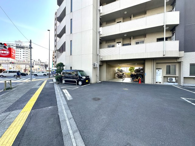 グランフォーレ竹ノ塚の駐車場|敷地内に駐車場を備えており、お車をお持ちの方も安心。通勤やお出かけ、週末のレジャーまで幅広く対応でき、生活の自由度が広がります。
