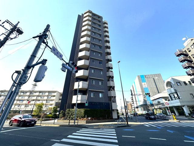 グランフォーレ竹ノ塚の外観|洗練されたフォルムと落ち着いた色調が、街並みにやさしく溶け込む佇まい。帰るたびに、心がふっと和らぐ外観です。
