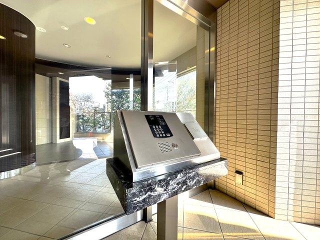 グランフォーレ竹ノ塚の防犯設備|暮らしに安心をプラス。オートロック付きで不審者の侵入もシャットアウト。