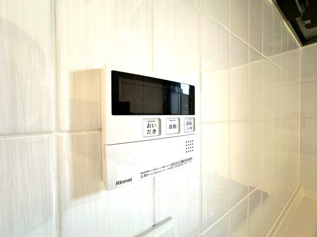 グランフォーレ竹ノ塚の発電・温水設備|ワンタッチ操作でお湯張りや追い焚きができるオートバスは、忙しい日々の中でも快適なバスタイムをサポート。湯温の調整や保温も自動で行えるため、いつでもちょうどいい温かさのお風呂が待っています。