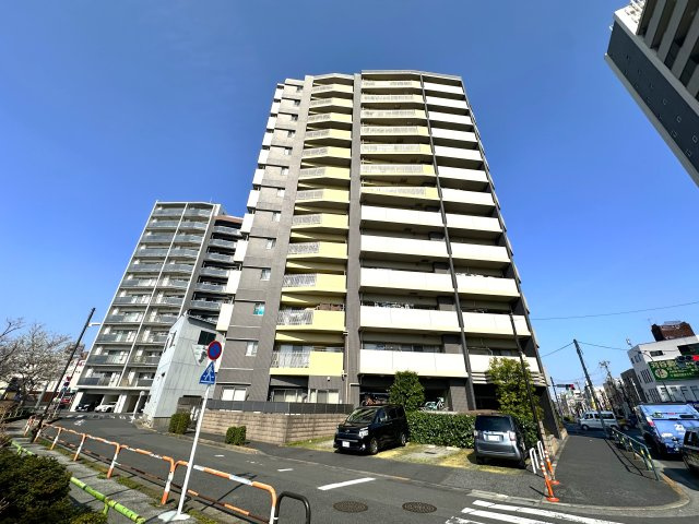 グランフォーレ竹ノ塚の外観|控えめながらも洗練されたフォルムが、街並みに自然と溶け込みます。ほどよい高さと落ち着きのある佇まいが、住まう人に安心感と静かな誇りをもたらします。