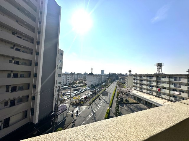 グランフォーレ竹ノ塚の展望|空と街の景色が広がる窓辺は、暮らしの舞台を美しく彩ります。窓を開けるたびに心がほどけ、穏やかな風と光に包まれる、ゆったりとした時間が流れています。日々の喧騒から離れ、自然と調和する心地よい住まいです。