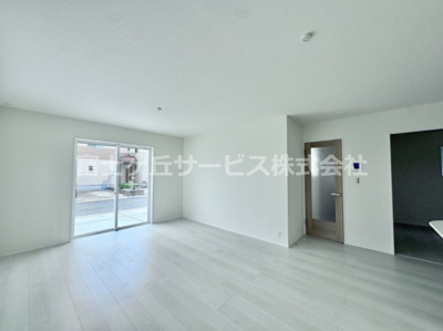 【居間・リビング】 | 豊橋市馬見塚町 59期 新築一戸建て 5号棟 | こちらのリビングで趣味の時間をお楽しみください